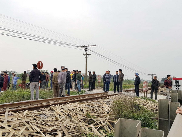 Thiếu quan sát khi đi qua đường tàu, một phụ nữ bị đâm nguy kịch ảnh 1