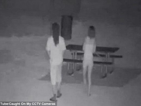 Quay clip tung lên mạng vì liên tục gặp cảnh nóng trước cửa nhà ảnh 1