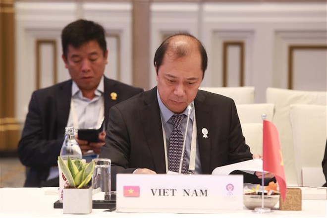 Thứ trưởng Bộ Ngoại giao Nguyễn Quốc Dũng, Trưởng SOM ASEAN-Việt Nam dẫn đầu đoàn Việt Nam tham dự Hội nghị. (Ảnh: TTXVN) Việt Nam tham dự hội nghị các quan chức cao cấp ASEAN tại Thái Lan ảnh 1