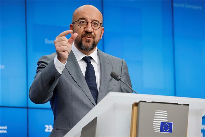 Chủ tịch Hội đồng châu Âu Charles Michel tại cuộc họp báo ở Brussels, Bỉ. (Ảnh: AFP/TTXVN) EU nhất trí thông qua gói hỗ trợ quân sự mới cho Ukraine ảnh 1