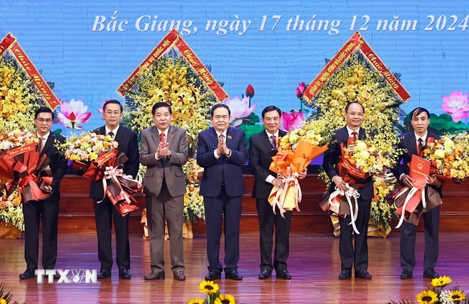 TTXVN_1712 Chu tich Quoc hoi Bac Giang 5.jpg