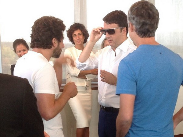 Thủ tướng Italy cũng thử kính thông minh Google Glass ảnh 1