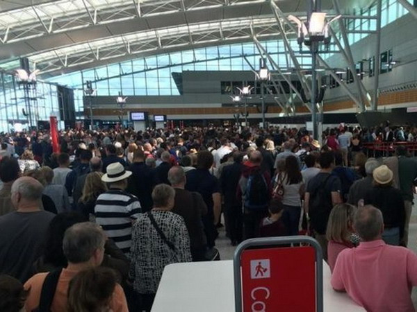 Sây bay Sydney náo loạn vì... một hành khách mải mê với iPad ảnh 1