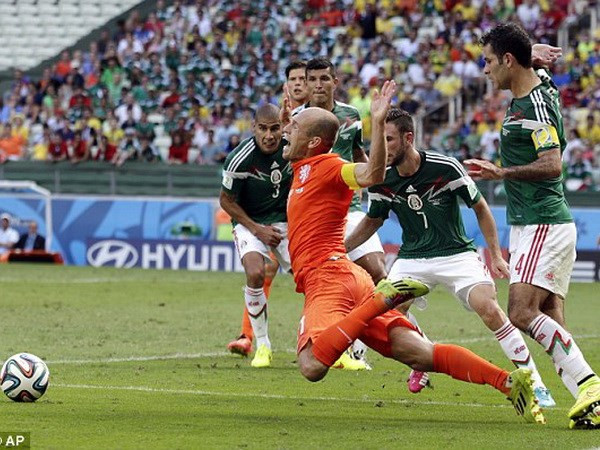 Robben bị lên án sau pha cú ngã "định mệnh" loại Mexico. (Nguồn: AP) Người hùng và tội đồ tại vòng chung kết World Cup 2014 ảnh 1