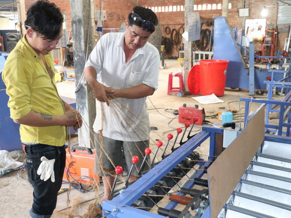 Thợ sửa xe sáng chế máy se chỉ xơ dừa 8 trục tại Bến Tre ảnh 1