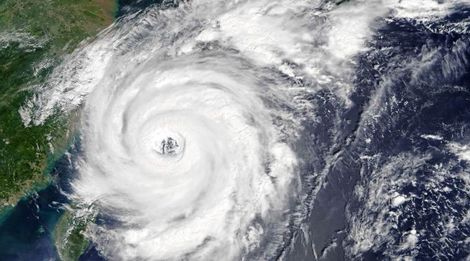 Bão Talim đổ vào Nhật Bản, hàng trăm chuyến bay bị hủy ảnh 1