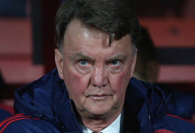 Cổ động viên Manchester United "khủng bố" HLV Louis van Gaal ảnh 1