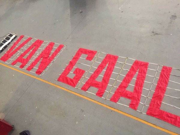 Cổ động viên Manchester United "khủng bố" HLV Louis van Gaal ảnh 2