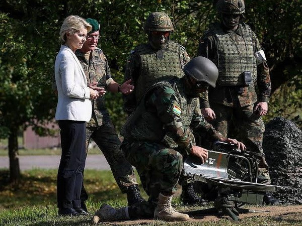 Bộ trưởng Quốc phòng Đức Ursula von der Leyen thị sát binh sỹ được huấn luyện sử dụng súng chống tăng. (Nguồn: DPA) Đức: Tòa án cho phép Chính phủ giữ bí mật hợp đồng quốc phòng ảnh 1