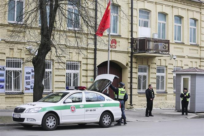 Quang cảnh bên ngoài Đại sứ quán Trung Quốc tại thủ đô Vilnius, Litva. (Ảnh: EPA-EFE/TTXVN) Canada đứng về phía EU trong vụ khiếu nại Trung Quốc tại WTO ảnh 1