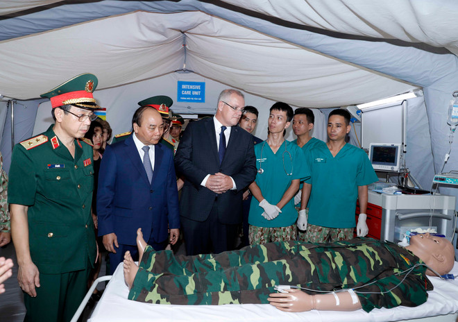Thủ tướng Nguyễn Xuân Phúc và Thủ tướng Australia Scott Morrison thăm công tác huấn luyện của Bệnh viện dã chiến cấp 2 số 2. (Ảnh: Thống Nhất/TTXVN) Thủ tướng Australia và Việt Nam thăm Bệnh viện dã chiến cấp 2 số 2 ảnh 1