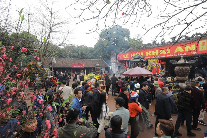 Người dân và du khách đến đền Trần (Nam Định) để dâng hương, dâng lễ đầu Xuân. (Ảnh: Minh Quyết/ TTXVN) TTXVN_2901khaian.jpg.jpeg