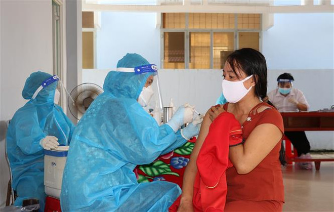 Tiền Giang phấn đấu tiêm đủ 2 mũi vaccine cho người lớn trong tháng 12 ảnh 1