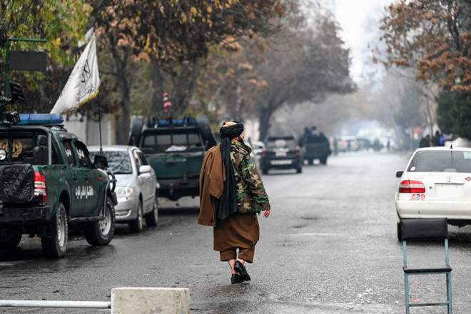 Thành viên của lực lượng an ninh Taliban tuần tra gần hiện trường vụ tấn công tại khu vực Shahr-e-Naw ở trung tâm Kabul, Afghanistan. (Ảnh: AFP/TTXVN) Vụ tấn công khách sạn tại Afghanistan: Ít nhất 3 người thiệt mạng ảnh 1