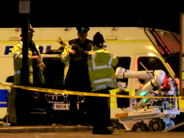 Các chính đảng hoãn chiến dịch vận động tranh cử sau vụ nổ tại Anh ảnh 1