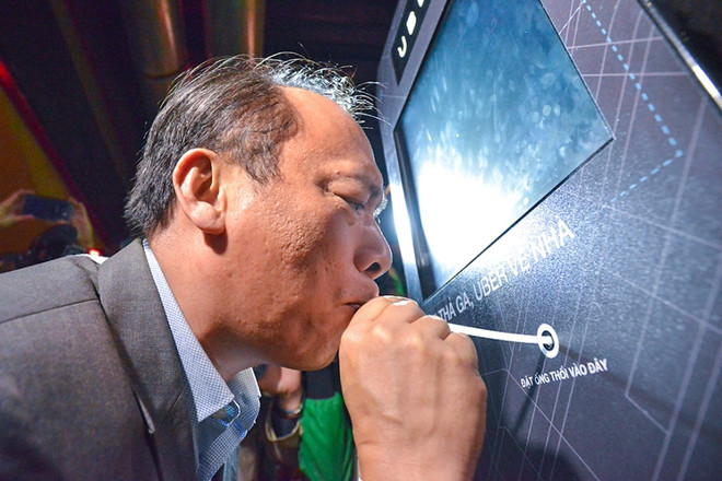 Khách nhậu say sẽ được xe taxi đưa về nhà miễn phí, an toàn ảnh 1