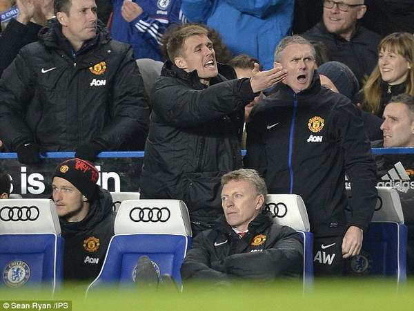 Moyes đã không có bất cứ phản ứng nào. Sir Alex ngao ngán khi chứng kiến Moyes bất lực ảnh 4