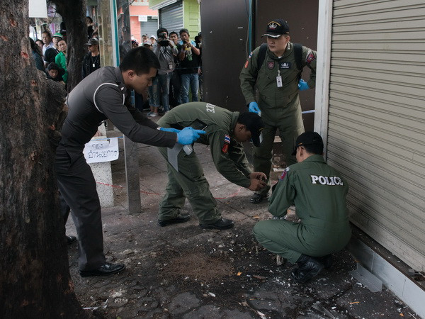 Lực lượng an ninh điểu tra hiện trường một vụ nổ ngày 19/1. (Nguồn: AFP/TTXVN) Hải quân Thái bác cáo buộc liên quan tới vụ nổ ở Bangkok ảnh 1