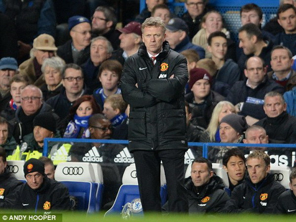 Chỉ bất lực nhìn đội nhà nhận thêm một trận thua. Sir Alex ngao ngán khi chứng kiến Moyes bất lực ảnh 5