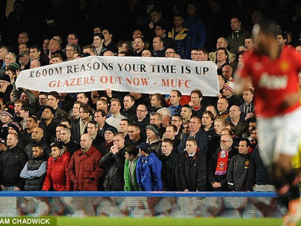 Còn cổ động viên thì đổ lỗi cho nhà Glazers. Sir Alex ngao ngán khi chứng kiến Moyes bất lực ảnh 6