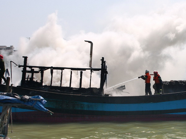 Kiên Giang: Hai tàu cá bốc cháy dữ dội, thiệt hại hàng tỷ đồng ảnh 1