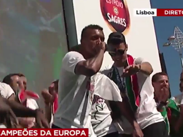 Nani và Sanches trổ tài beatbox ăn mừng chức vô địch EURO ảnh 1