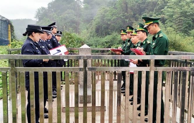 Lực lượng chức năng hai bên thông báo về tình hình quản lý, bảo vệ biên giới của mỗi bên. (Ảnh: TTXVN phát) Việt Nam-Trung Quốc phối hợp tuyên truyền pháp luật chung vùng biên ảnh 1