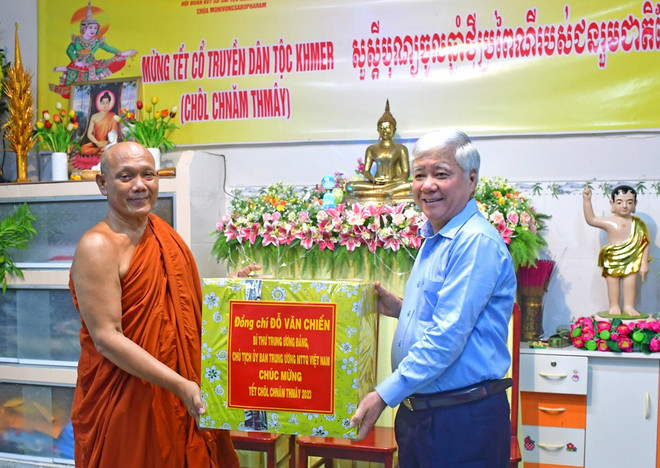 Chủ tịch Ủy ban MTTQ Việt Nam Đỗ Văn Chiến tặng quà chúc Tết Chôl Chnăm Thmây Hòa thượng Thạch Hà, Chủi tịch Hội Đoàn kết sư sãi yêu nước tỉnh Cà Mau. (Nguồn: Báo Cà Mau) Chủ tịch Ủy ban MTTQ Việt Nam chúc Tết Chôl Chnăm Thmây tại Cà Mau ảnh 1