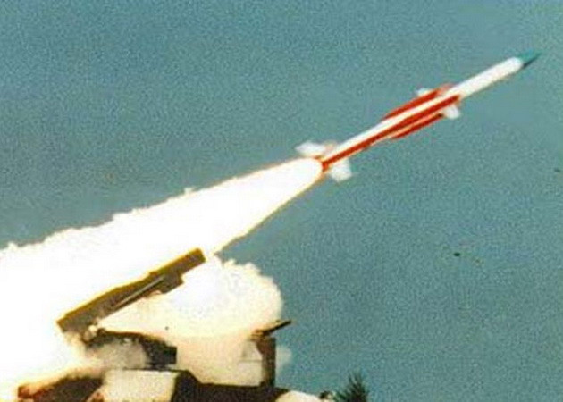 Quân đội Ấn Độ thử tên lửa đất đối không Akash tự sản xuất ảnh 1