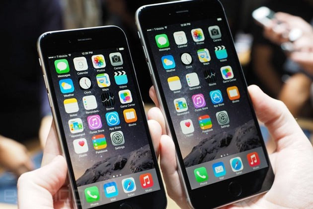 Hai mẫu điện thoại iPhone 6 và iPhone 6 Plus. (Nguồn: Engadget) Giá iPhone 6 ở Hong Kong tăng mạnh vì Trung Quốc khan hàng ảnh 1