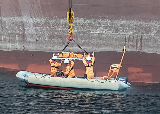 Đà Nẵng: Cấp cứu đưa thuyền viên Philippines gặp nạn trên biển về bờ ảnh 1