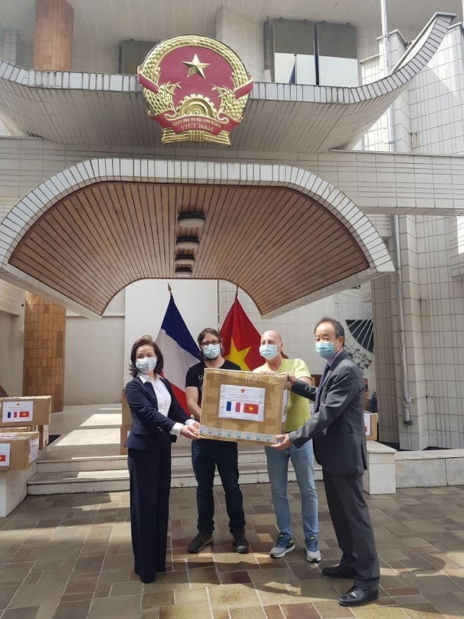 Việt Nam tặng khẩu trang y tế cho các hội đoàn và bạn bè Pháp ảnh 2