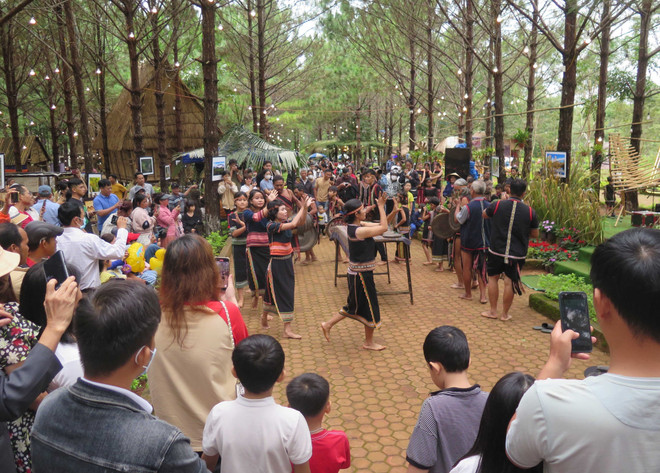 ttxvn du lich mang den.jpg