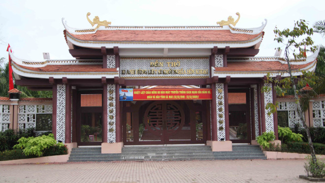 Đền thờ 10 anh hùng liệt sỹ khởi nghĩa Hòn Khoai. (Ảnh: Kim Há/Vietnam+) Phát huy truyền thống cách mạng vẻ vang từ Khởi nghĩa Hòn Khoai ảnh 1