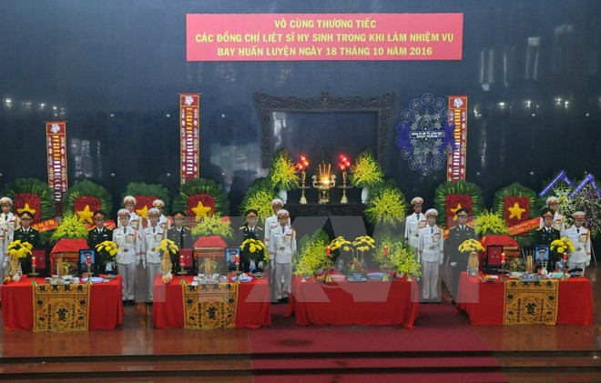Quang cảnh lễ tang 3 phi công hy sinh ở Bà Rịa-Vũng Tàu. (Ảnh: An Hiếu/TTXVN) Sự kiện trong nước tuần 17-23/10: Tai nạn máy bay và bê bối nước mắm ảnh 2
