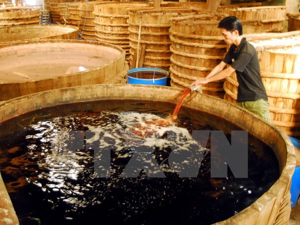 Sản xuất nước mắm truyền thống ở Phú Quốc. (Nguồn: TTXVN) Sự kiện trong nước tuần 17-23/10: Tai nạn máy bay và bê bối nước mắm ảnh 3