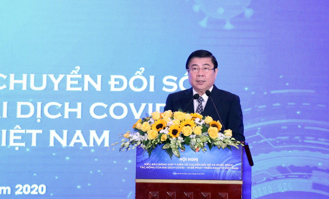 Chủ tịch Ủy ban nhân dân Thành phố Hồ Chí Minh Nguyễn Thành Phong phát biểu tại Hội nghị. (Ảnh: Xuân Khu/TTXVN) Chuyển đổi số và khắc phục tác động của COVID-19 để phát triển kinh tế ảnh 2