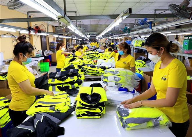 Dệt may sẽ phải tuân thủ các yêu cầu ràng buộc về thiết kế sinh thái. (Ảnh: Hồng Đạt/TTXVN) Doanh nghiệp Việt lưu ý những quy định nhập khẩu hàng hóa mới của EU ảnh 2