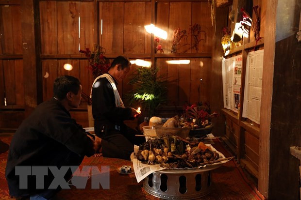Thầy cúng chuẩn bị làm lễ cúng. (Ảnh: Phan Tuấn Anh/TTXVN) Ngược ngàn về vùng biên giới vui Tết hoa mào gà cùng đồng bào Cống ảnh 2