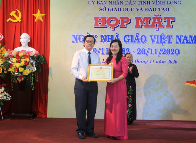 Thầy Nguyễn Minh Thiện đón nhận bằng khen của Bộ Giáo dục và Đào tạo. (Ảnh: Lê Thúy Hằng/TTXVN) Thầy Nguyễn Minh Thiện và hành trình "gieo chữ" cho học sinh vùng sâu ảnh 2