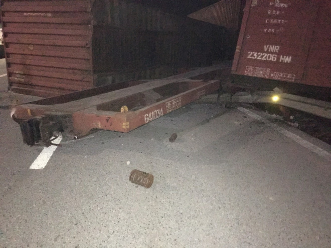 Hiện trường vụ trật bánh đường sắt ở Bình Lục (CLB Đam mê đường sắt) Tàu hàng trật bánh hai toa, đường sắt Bắc-Nam ách tắc nhiều giờ ảnh 2