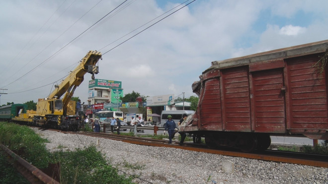 Sự cố tàu hàng trật bánh: Thông tuyến lại đường sắt Bắc-Nam ảnh 1