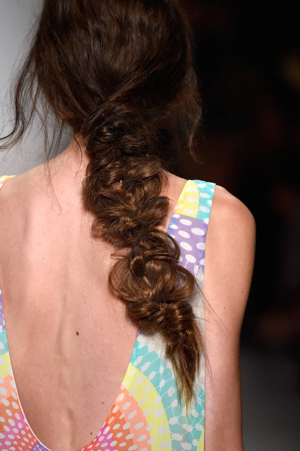 Tóc tết và tóc búi chiếm lĩnh sàn diễn thời trang Thu Đông 2014 ảnh 2