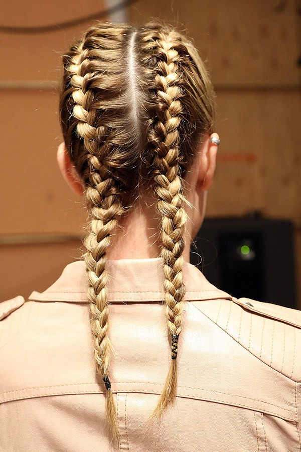 Tóc tết và tóc búi chiếm lĩnh sàn diễn thời trang Thu Đông 2014 ảnh 1