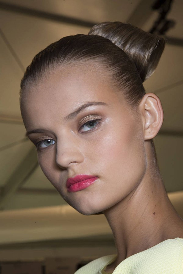 Tóc tết và tóc búi chiếm lĩnh sàn diễn thời trang Thu Đông 2014 ảnh 15