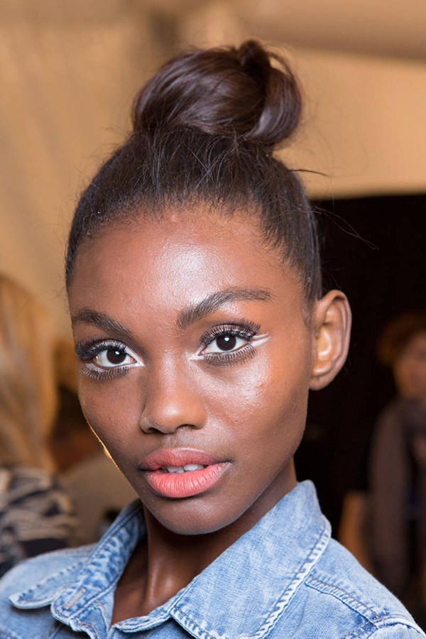 Tóc tết và tóc búi chiếm lĩnh sàn diễn thời trang Thu Đông 2014 ảnh 17