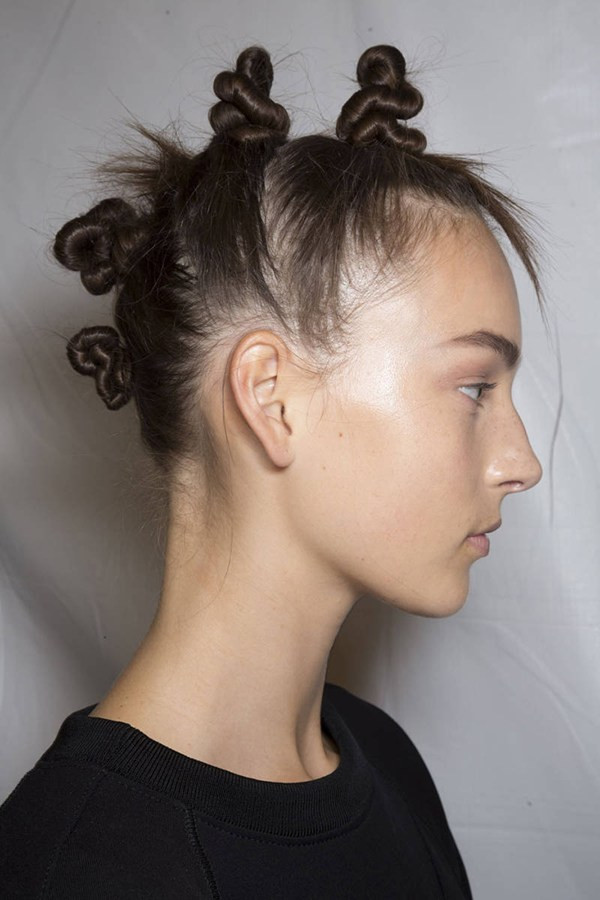 Tóc tết và tóc búi chiếm lĩnh sàn diễn thời trang Thu Đông 2014 ảnh 19