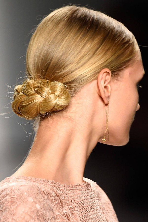 Tóc tết và tóc búi chiếm lĩnh sàn diễn thời trang Thu Đông 2014 ảnh 14