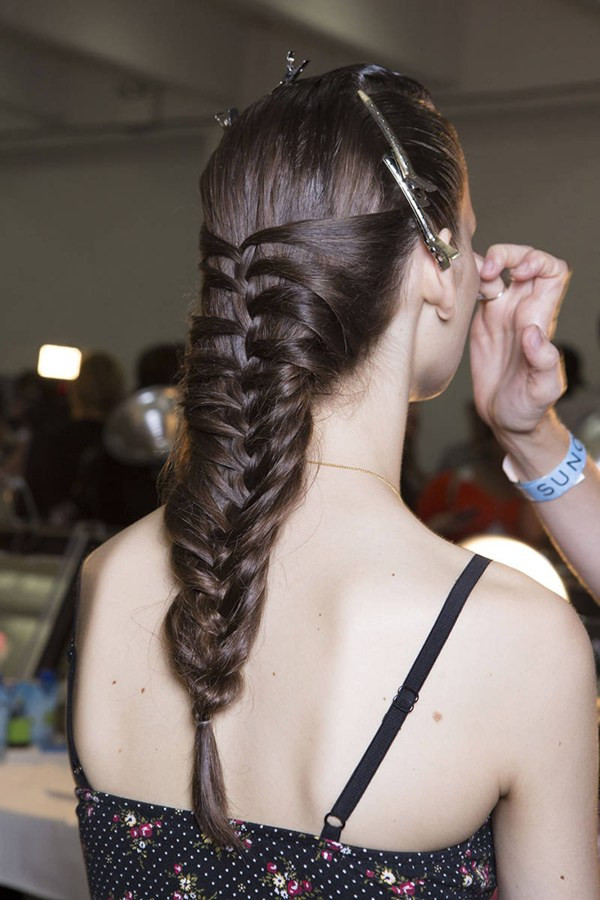 Tóc tết và tóc búi chiếm lĩnh sàn diễn thời trang Thu Đông 2014 ảnh 3