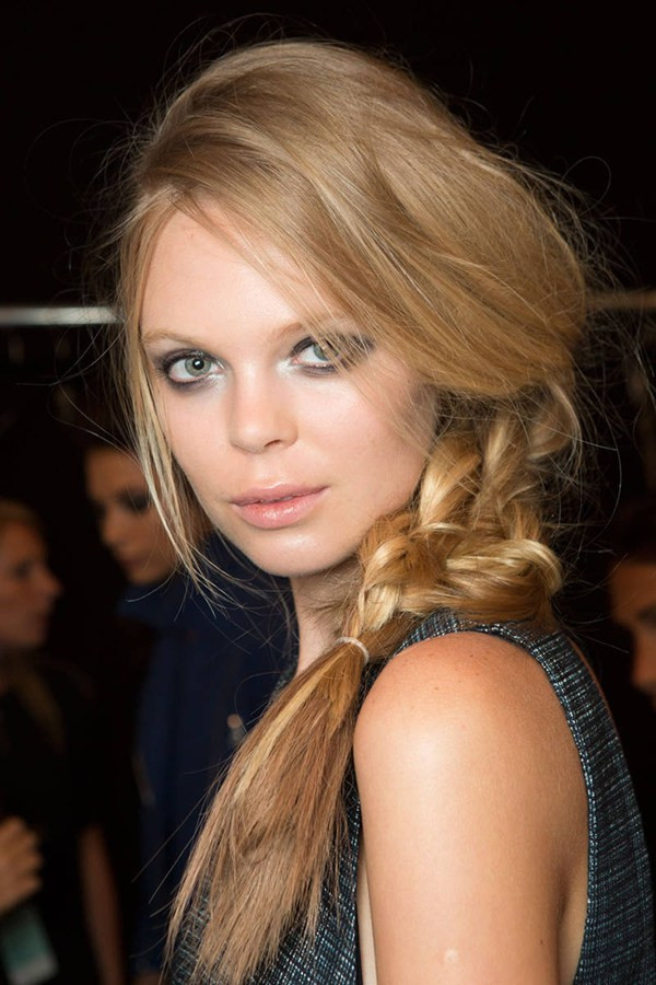 Tóc tết và tóc búi chiếm lĩnh sàn diễn thời trang Thu Đông 2014 ảnh 6